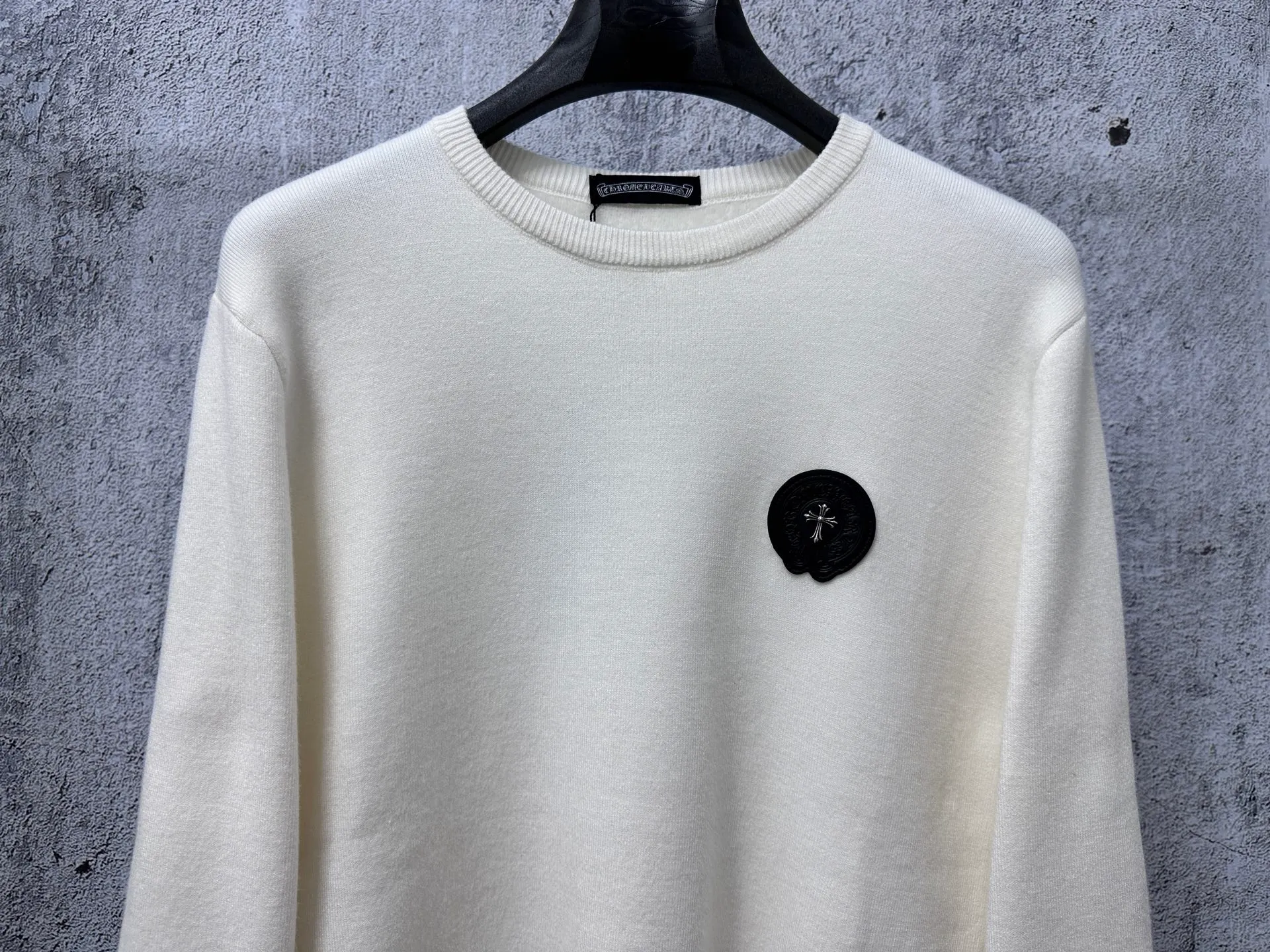 P300 [Chrome Hearts] Chrome Hearts 2025 new autumn and winter knitted fleece sweater is simple and elegant, easy to match and versatile, extremely high-grade, perfectly integrated into fashion and style, a top fashionable style that is perfect for outer wear! The whole thing gives people a natural feeling! The ultimate classic versatile short-sleeved T-shirt, using the latest three-dimensional logo elements to highlight the concave and convex texture! The ultimate heavy work, the ultimate perfection! Size: S-3XL